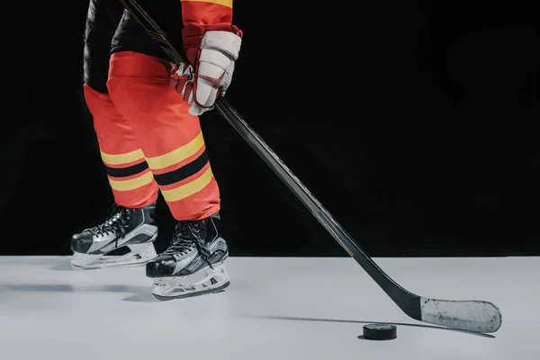 Niedrige Sektion Der Professionellen Sportler Die Hockey Auf Schwarz Spielen — Stockfoto