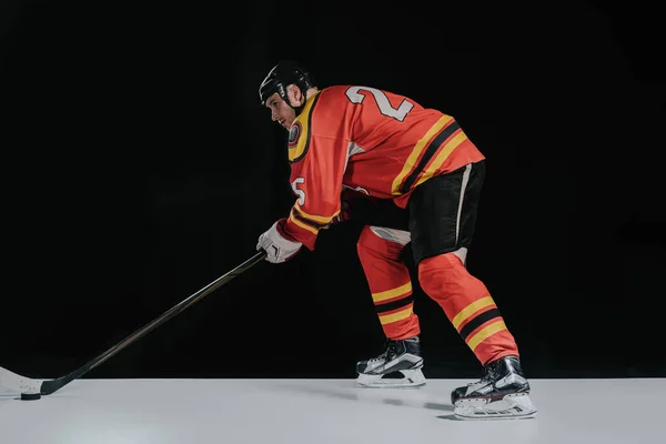 Seitenansicht Eines Profisportlers Der Hockey Auf Schwarz Spielt — kostenloses Stockfoto
