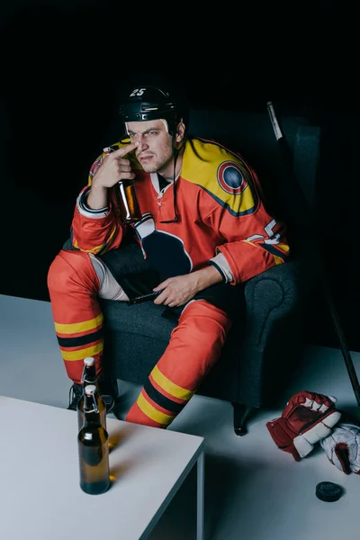 High Angle View Hockey Player Drinking Beer Watching Black — Free Stock Photo