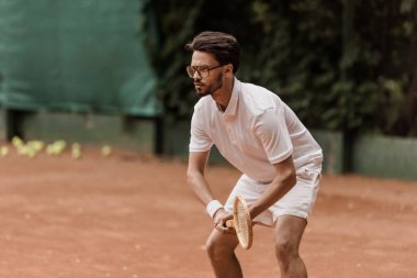 Tenis Kortu, oyun sırasında retro tarz tenisçi odaklı