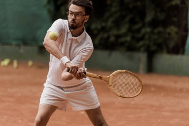 Tenis Kortu, topa vuruyor tenisçi yakışıklı retro tarz