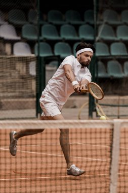 Sarayda tenis oynamaya adam yakışıklı retro tarz