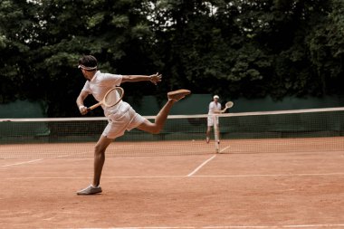 Erkekler Tenis kortunda oynamaya retro tarz