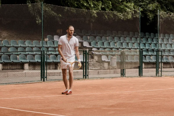 Guapo Jugador Tenis Estilo Retro Durante Juego Cancha Tenis — Foto de stock gratuita