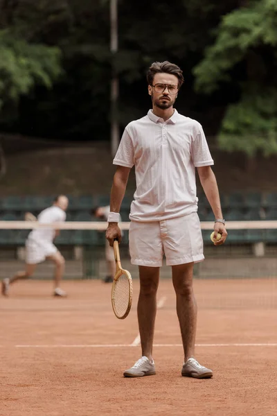 Jugador Tenis Estilo Retro Pie Con Raqueta Pelota Cancha — Foto de stock gratis