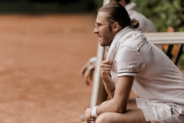 Seitenansicht Eines Tennisspielers Retro Stil Der Auf Einem Stuhl Tennisplatz — Stockfoto