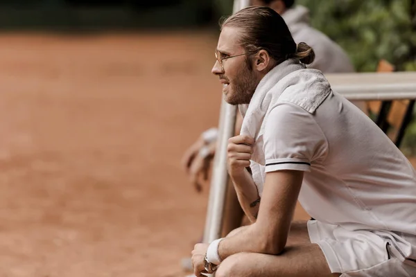 Side View Retro Styled Tennis Player Sitting Chair Tennis Court — Stock Photo, Image