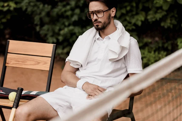 Jugador Tenis Guapo Serio Descansando Silla Cancha Tenis — Foto de stock gratis