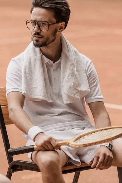 Tenis Raketi Ile Sarayda Iskemlede Yakışıklı Tenis Oyuncusu — Stok fotoğraf
