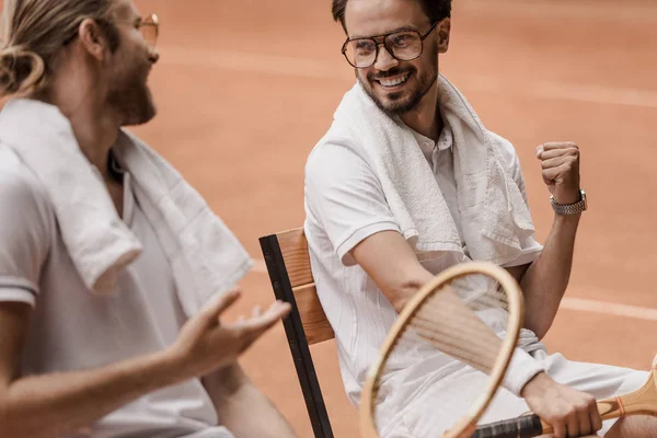 Sonrientes Jugadores Tenis Estilo Retro Sentados Sillas Hablando Cancha Tenis — Foto de stock gratis