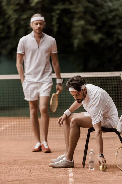 Retro Estilo Tenista Colocando Bola Chão Campo Ténis — Fotografia de Stock