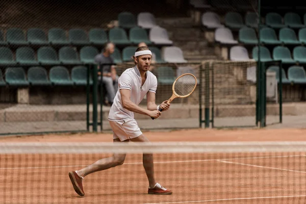 Concentrated Retro Styled Man Playing Tennis Court — Stock Photo, Image