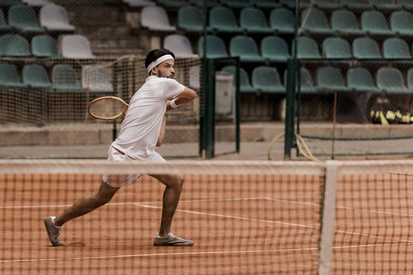 Sarayda tenis oynamaya adam konsantre yakışıklı retro tarz
