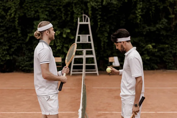 Oldalnézetből Retro Stílusú Teniszezők Kezdve Játék Tenisz Pálya — Stock Fotó