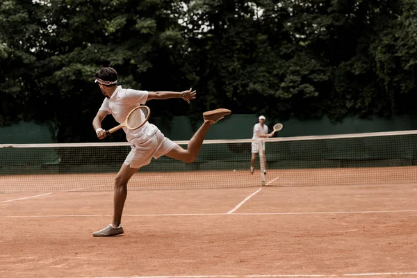 Hombres Estilo Retro Jugando Tenis Cancha —  Fotos de Stock