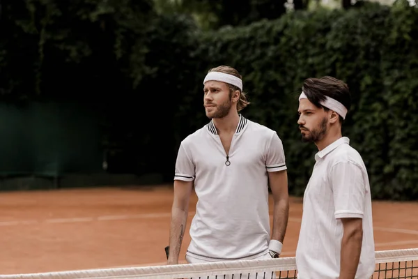 Jugadores Tenis Estilo Retro Mirando Hacia Otro Lado Pista Tenis —  Fotos de Stock