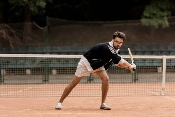 Retro yakışıklı tenisçi tenis oynamaya tarz