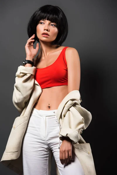 Ελκυστική Νεαρή Γυναίκα Κόκκινο Crop Top Και Κομψό Σακάκι Βλέπουν — Δωρεάν Φωτογραφία