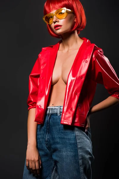 Hermosa Mujer Joven Impermeable Rojo Corto Piel Desnuda Gafas Vintage — Foto de Stock