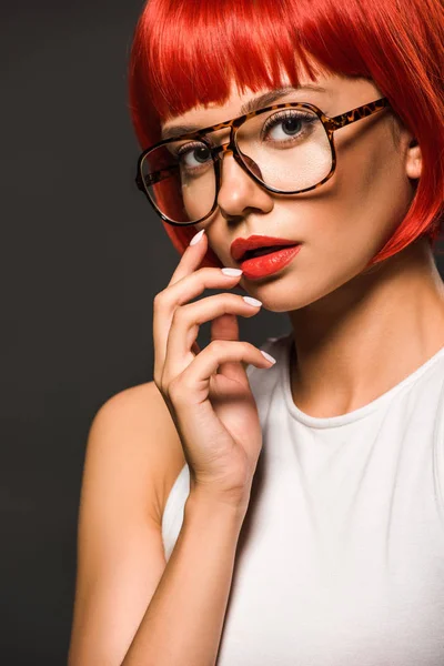 Όμορφη Νεαρή Γυναίκα Κόκκινο Βαρίδι Κομμένα Και Καλαίσθητο Γυαλιά Βλέπουν — Φωτογραφία Αρχείου
