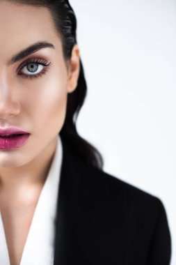 yarım kesilmiş siyah ceket, beyaz izole makyaj ile baştan çıkarıcı kadın portresi