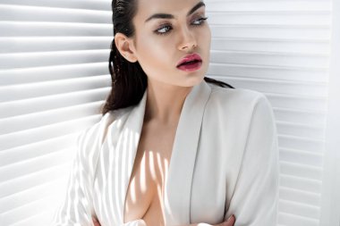 gölgeler ile şık Beyaz ceketli poz çekici şık bir model