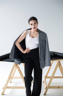 şık kadın zarif vintage takımı, gri poz