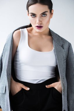 güzel kadın vintage ceket gri izole moda çekimi için poz