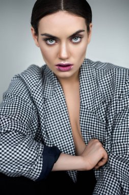 çekici şık model vintage ceket, gri izole poz