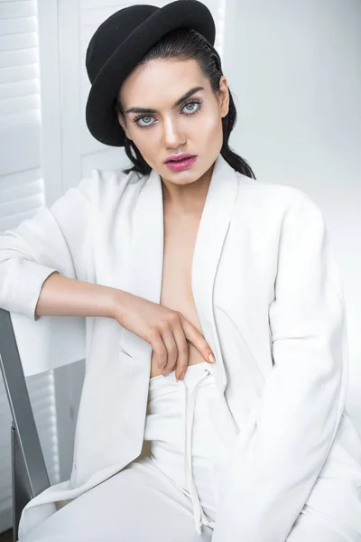 Brunette Stylish Girl Posing White Suit Elegant Hat — Stock Photo, Image