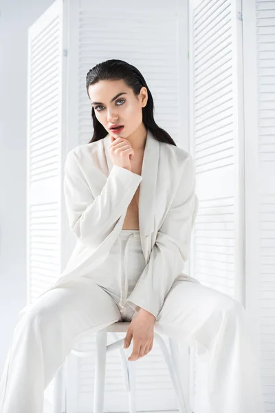 Attraktives Halbnacktes Model Posiert Weißen Modischen Anzug — Stockfoto