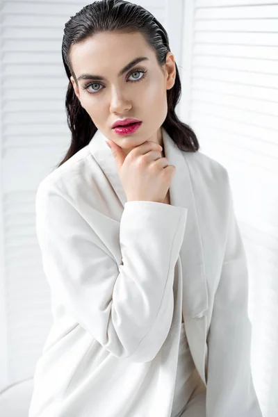 Beyaz Moda Ceket Poz Makyaj Ile Güzel Genç Kadın — Stok fotoğraf