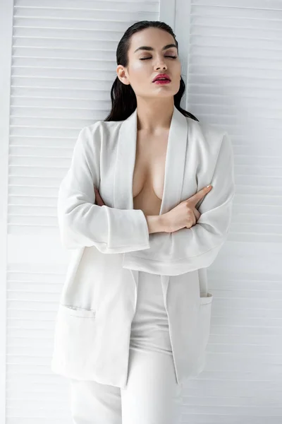 Elegantní Sexy Napůl Nahá Žena Pózuje Bílé Módní Oblek — Stock fotografie