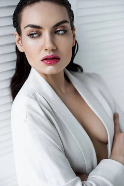 Atraente Sexy Mulher Posando Branco Elegante Jaqueta — Fotografia de Stock