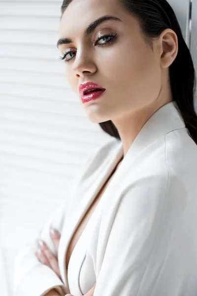 Brunette Woman Posing White Fashionable Jacket — Stock Photo, Image