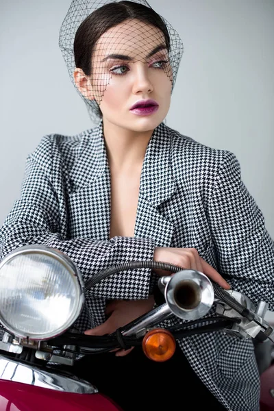 Zarif Kadın Ceket Net Peçe Gri Izole Retro Klasik Scooter — Ücretsiz Stok Fotoğraf