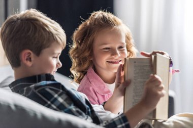 kardeşi onu rahatsız ederken kitap okuma ufaklık