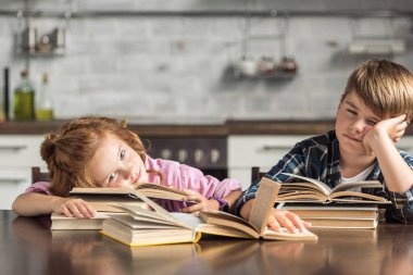 kitap ödev yaparken uyku küçük bilim adamları yorgun