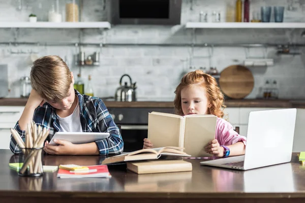 Kleine Broer Zus Met Laptop Tablet Huiswerk Keuken — Stockfoto