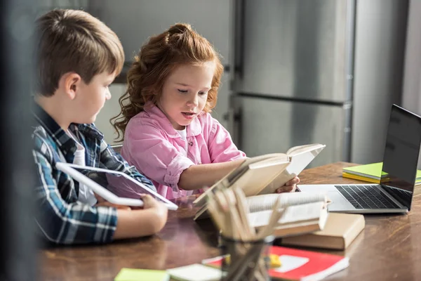 Hermano Pequeño Hermana Con Dispositivos Lectura Libro Juntos — Foto de Stock