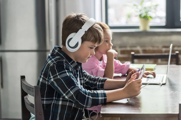 Little Brother Sister Using Digital Devices Home — Stock Photo, Image