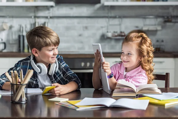 Bambini Giocosi Che Fanno Compiti Insieme Cucina — Foto Stock