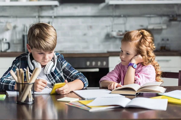 Konzentrierte Kleine Kinder Machen Gemeinsam Hausaufgaben Der Küche — Stockfoto