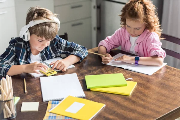 Hermano Pequeño Concentrado Hermana Haciendo Los Deberes Juntos — Foto de Stock