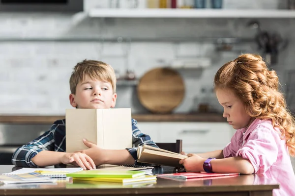 Fratellino Sorella Che Fanno Compiti Insieme Cucina — Foto Stock