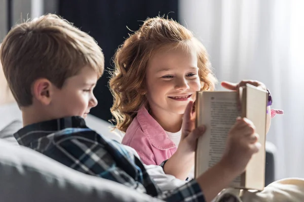 Pequeño Niño Leyendo Libro Mientras Hermana Interrumpe — Foto de Stock