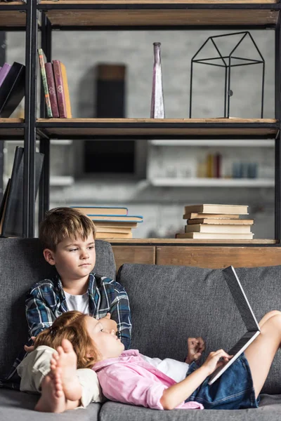 Adorable Little Girl Lying Head Legs Brother Using Laptop While — Stock Photo, Image