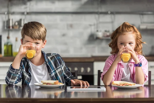 Malý Bratr Sestra Pít Pomerančový Džus Dohromady Během Snídaně — Stock fotografie