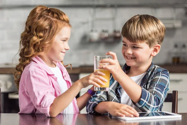 Feliz Hermanita Dando Vaso Jugo Naranja Hermano — Foto de Stock