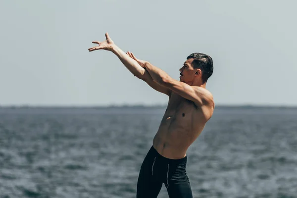 Athletic Shirtless Man Dancing Front Sea View — Free Stock Photo